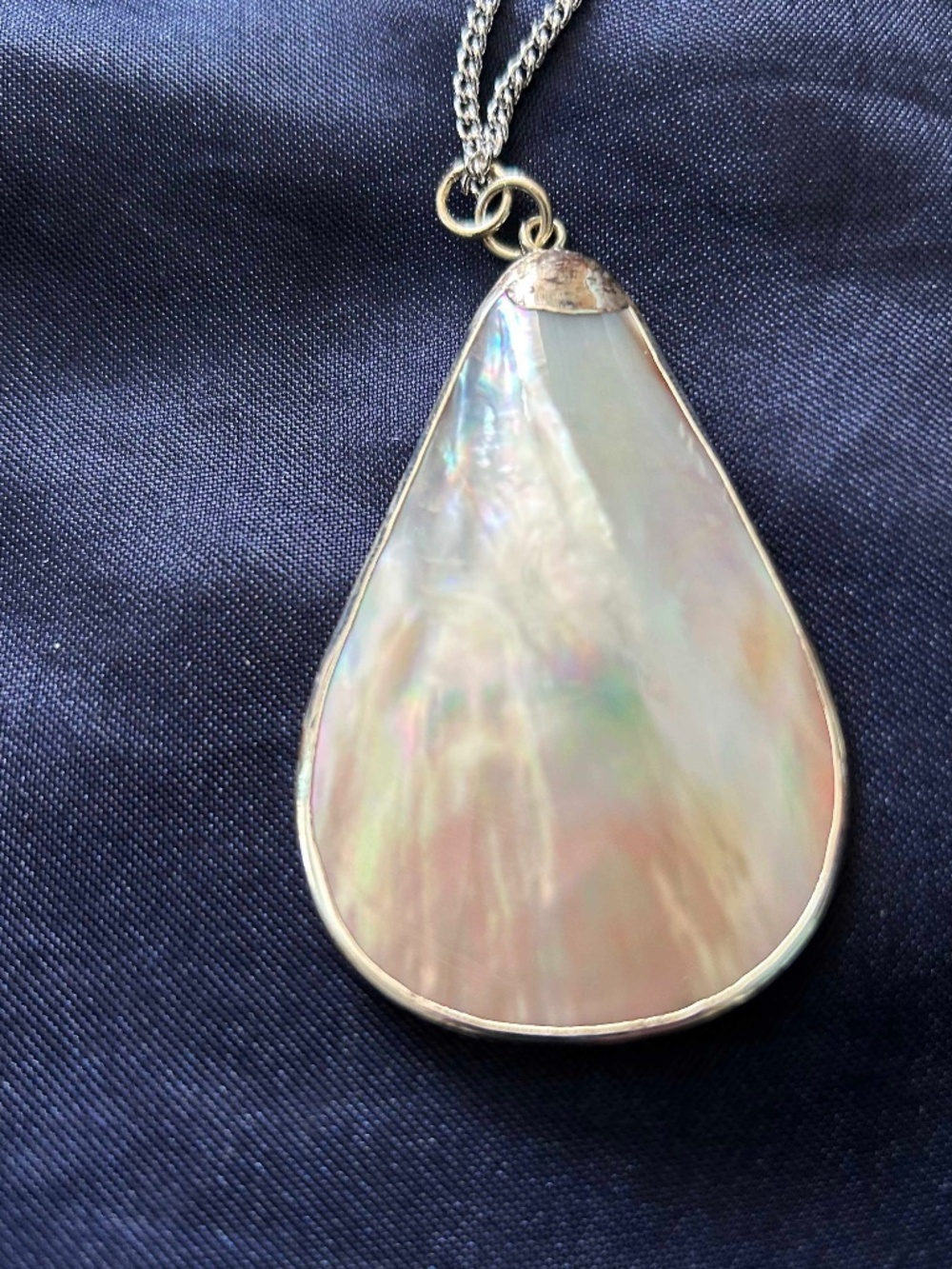 NECKLACE MOTHER OF PEARL TEARDROP FRAMED IN SILVER TONE METAL ON SILVER TONE